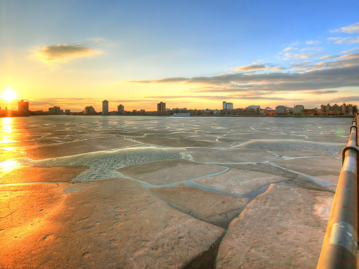 Закат на пирсе около города