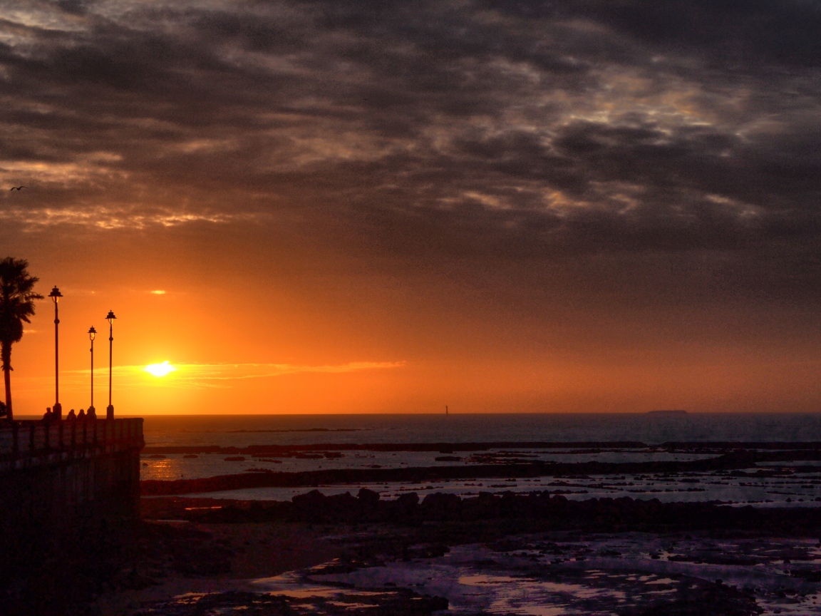 Закат на набережной в Испании