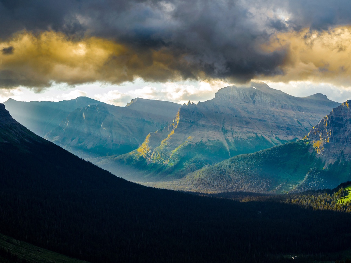 Лучи предзакатного солнца в горах