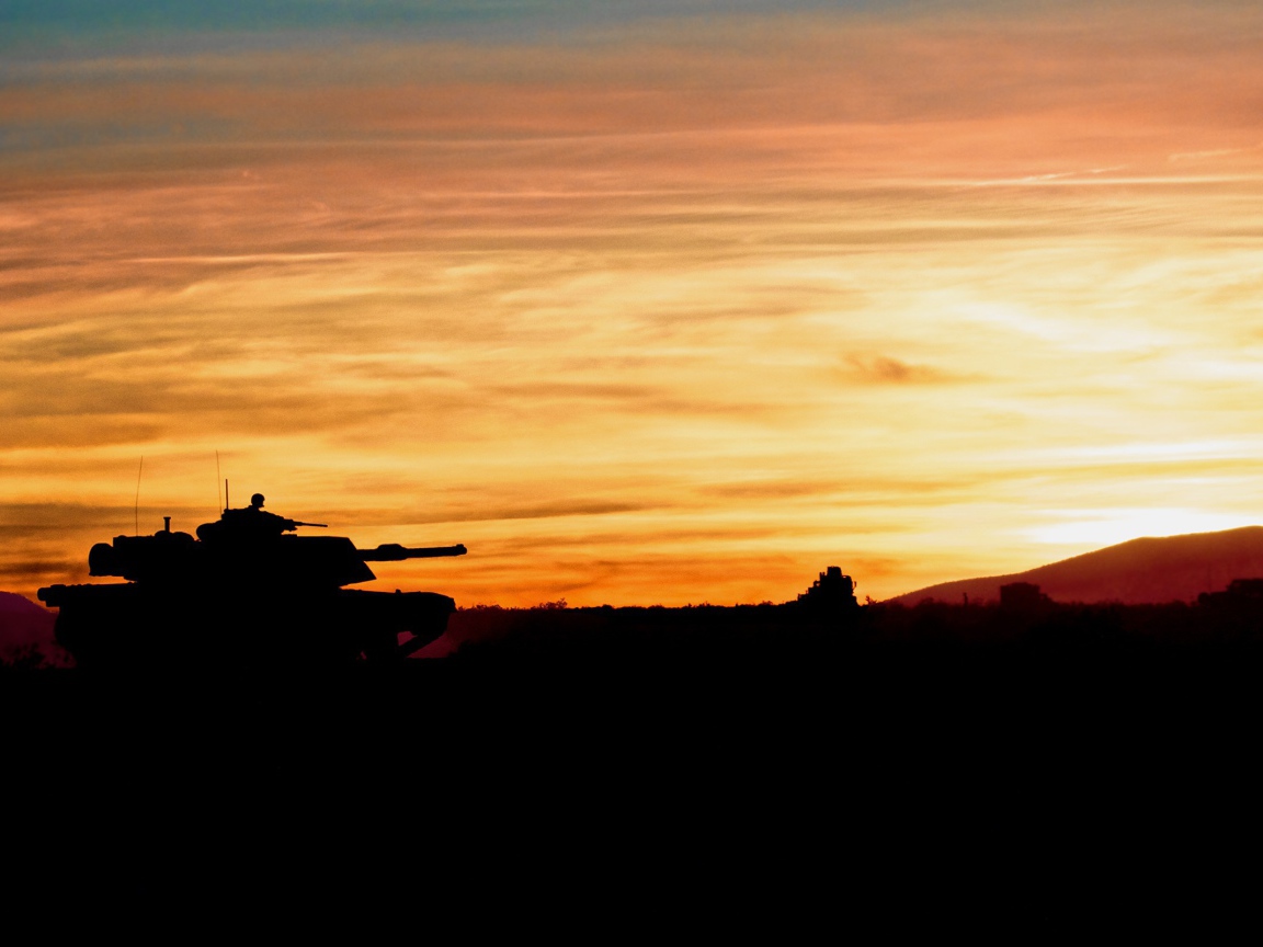 Танк на фоне заката