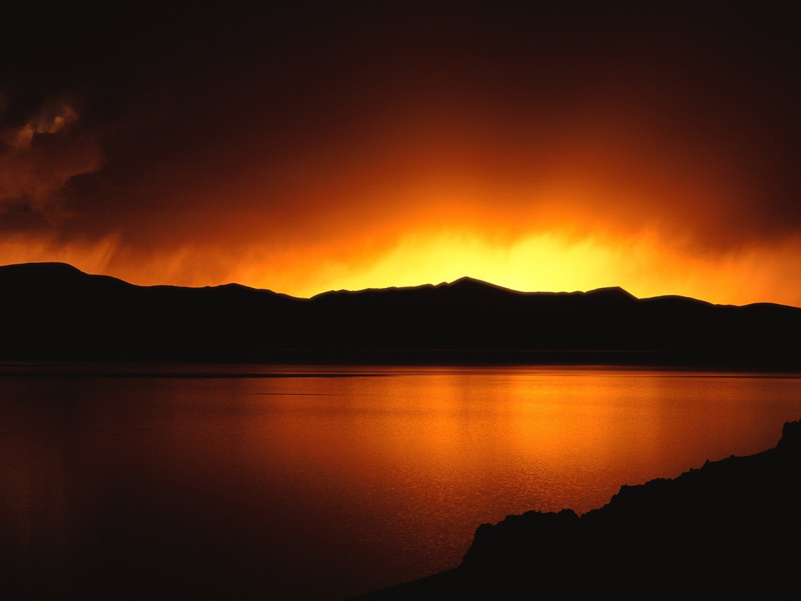 Небо пылает за кромкой гор