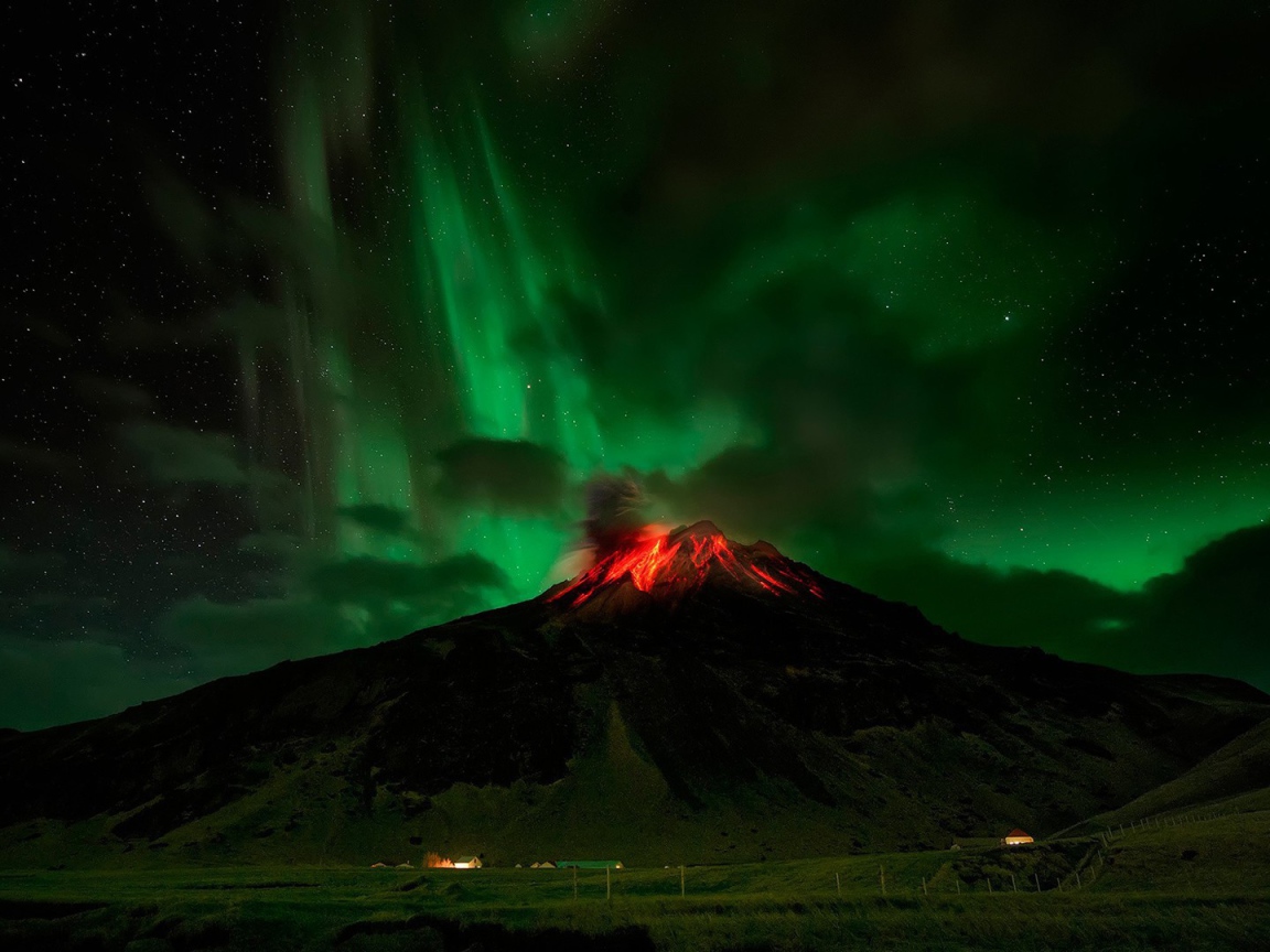 Северное сияние над пылающим вулканом