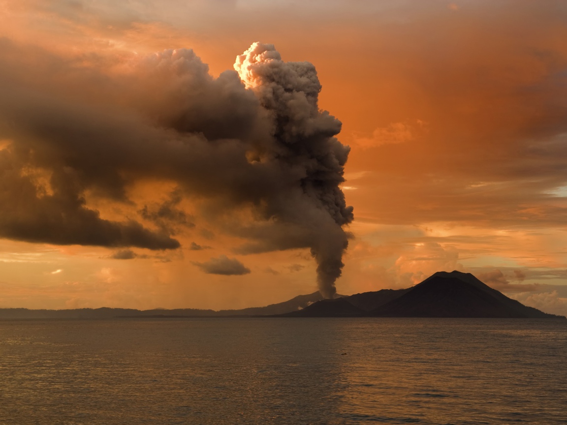 Извержение вулкана на острове посреди моря