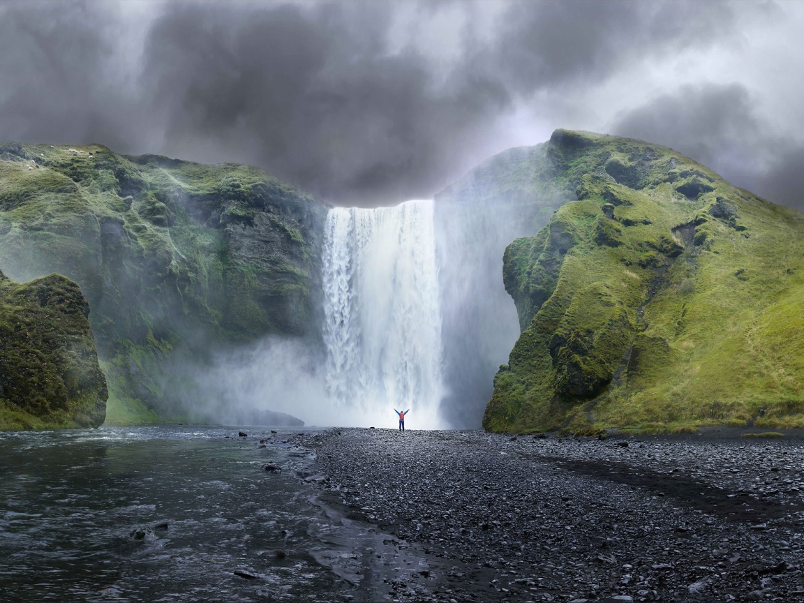 Водопад высоко в горах
