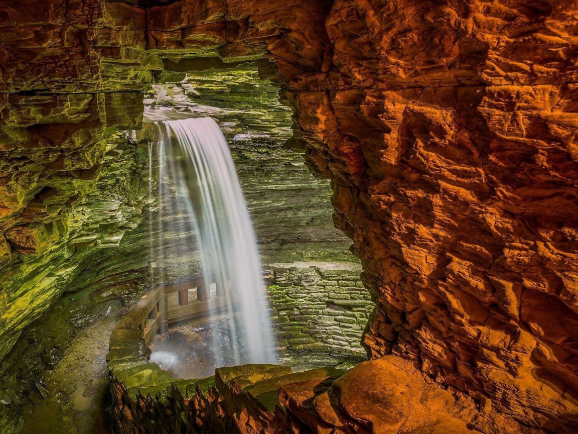 Водопад внутри пещеры