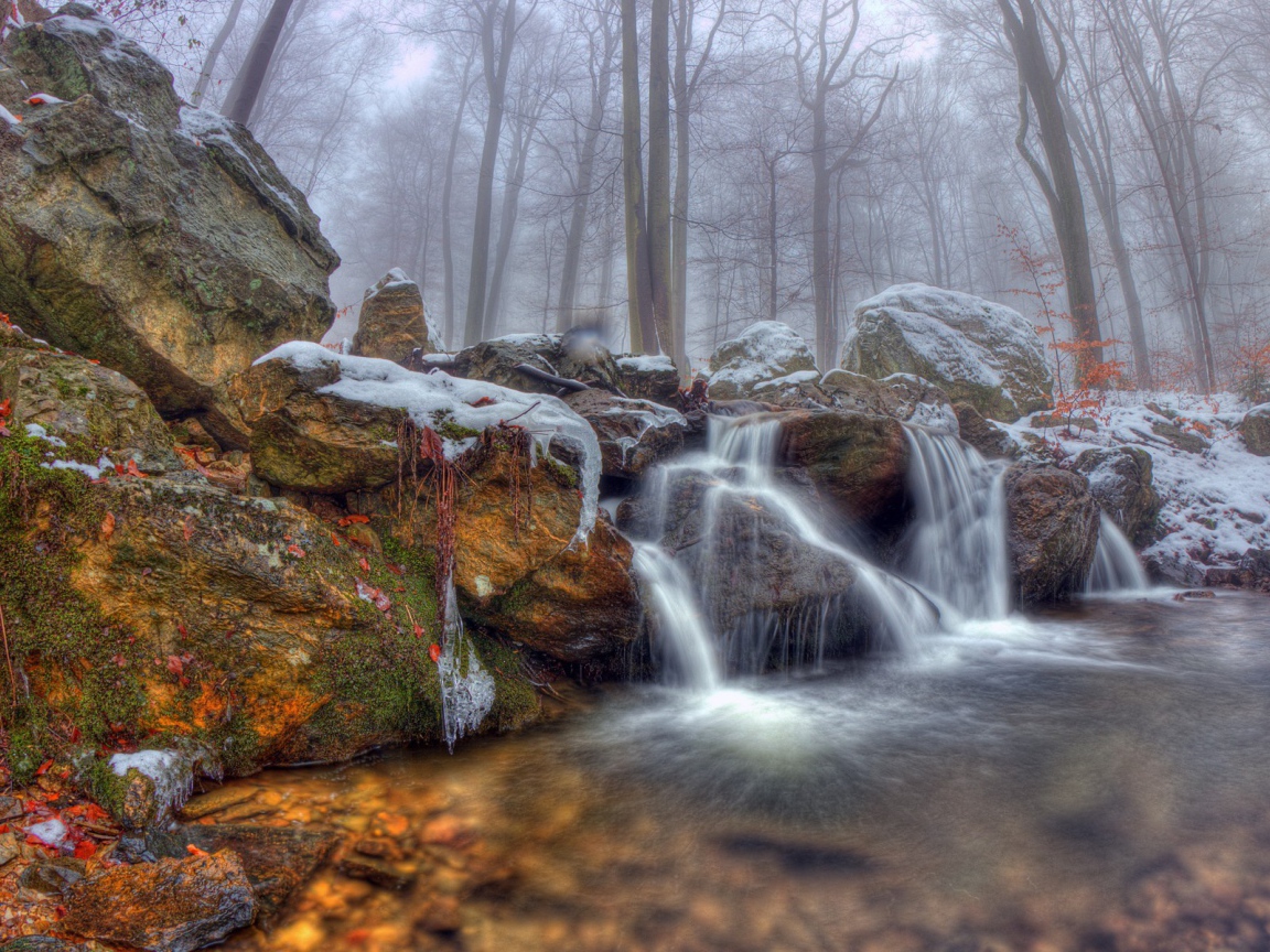 Водопад на фоне туманного леса