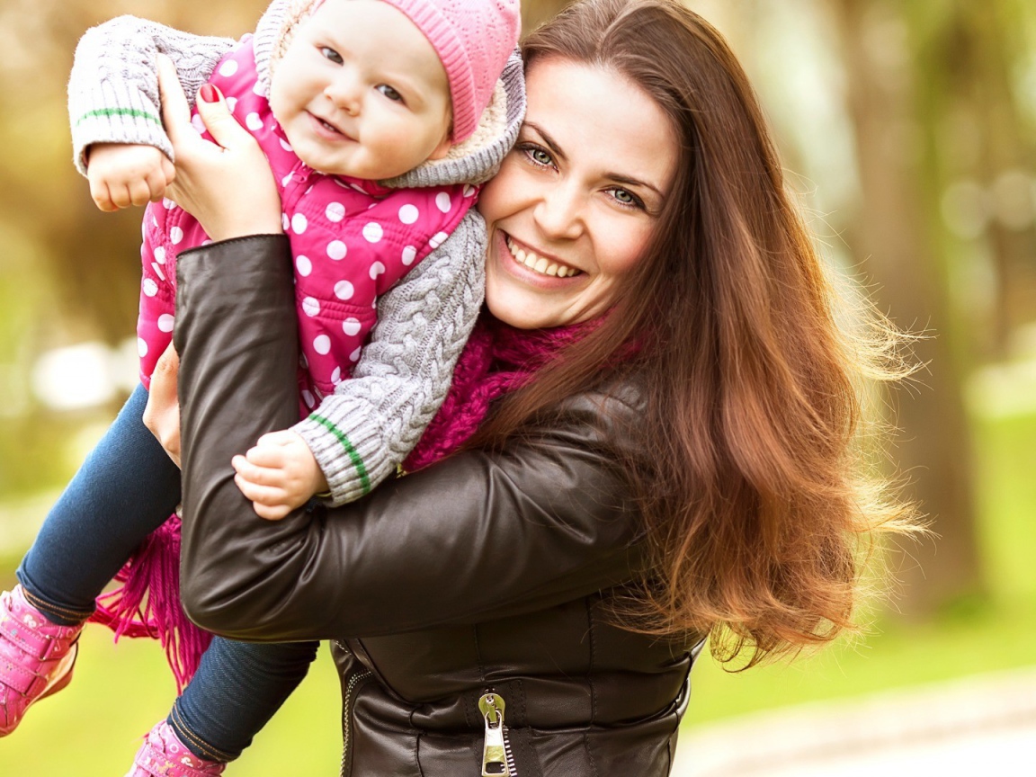 Счастливая мама с малышом на руках