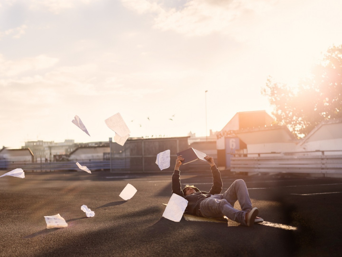 Мужчина теряет страницы из книги