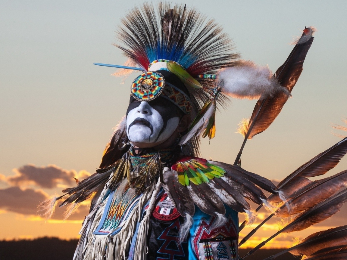 Коренной американец в традиционном наряде