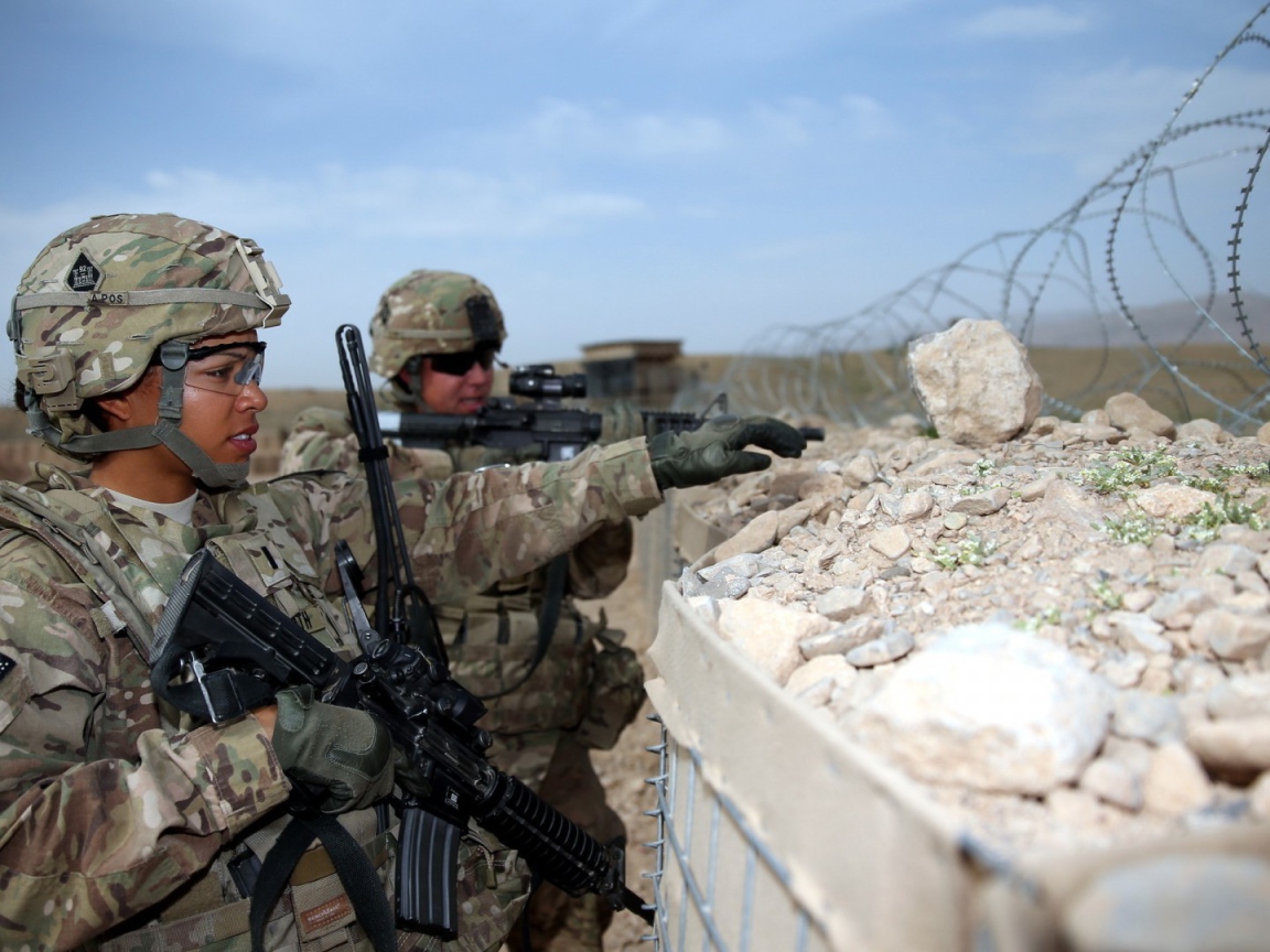 Солдаты США в окопе