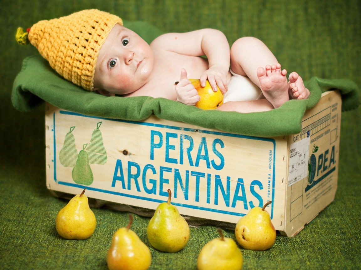 Ребенок в картонной коробке