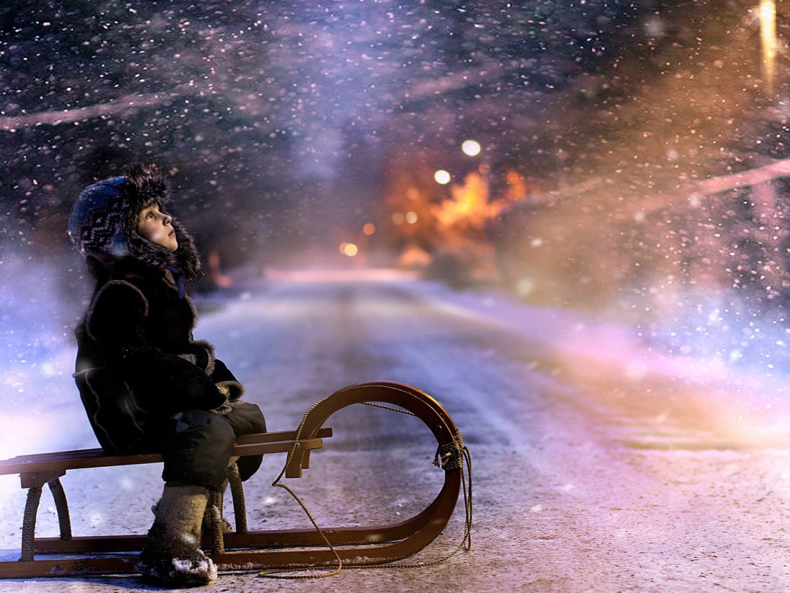 Мальчик катается на санках