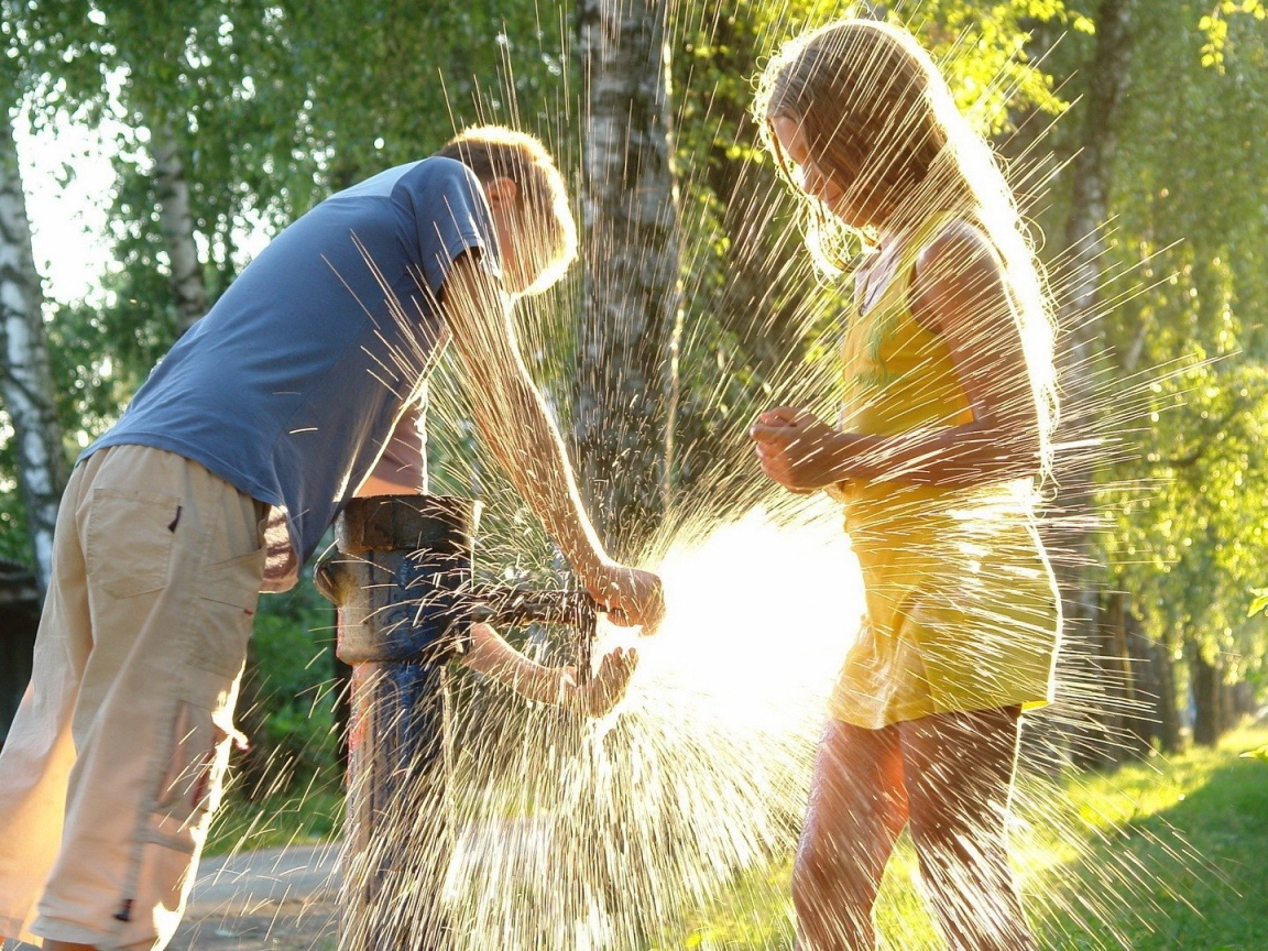 Дети играют с водой