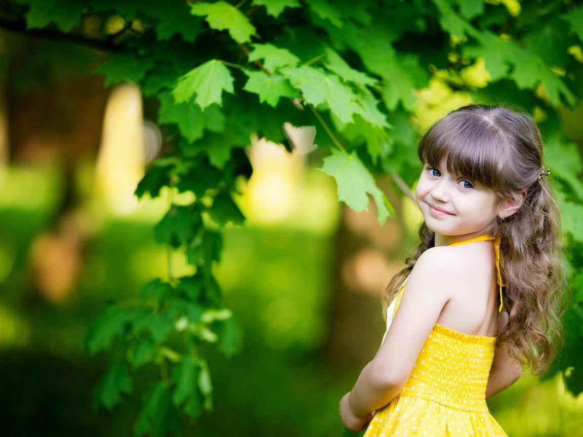 Маленькая девочка у зеленого клена