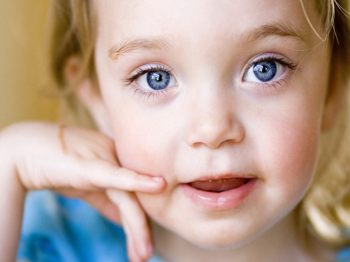 Маленькая девочка с голубыми глазами