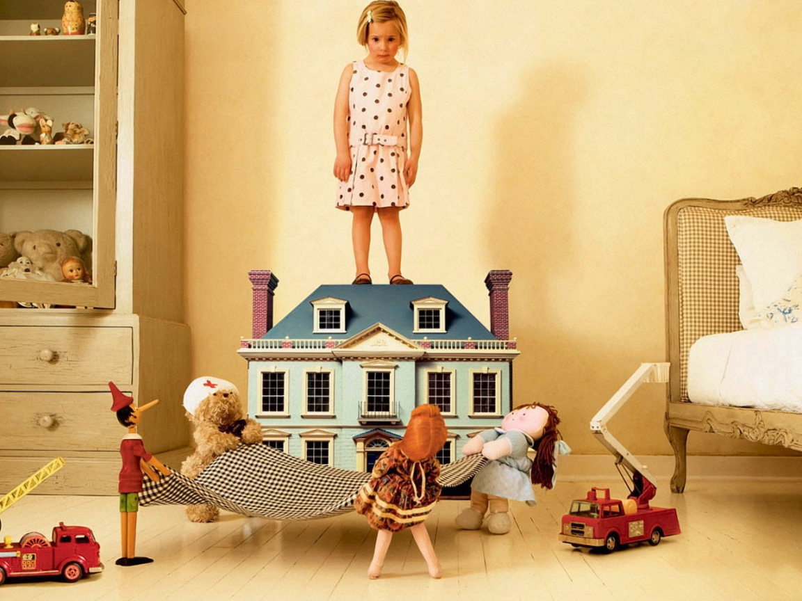 Девочка на крыше дома