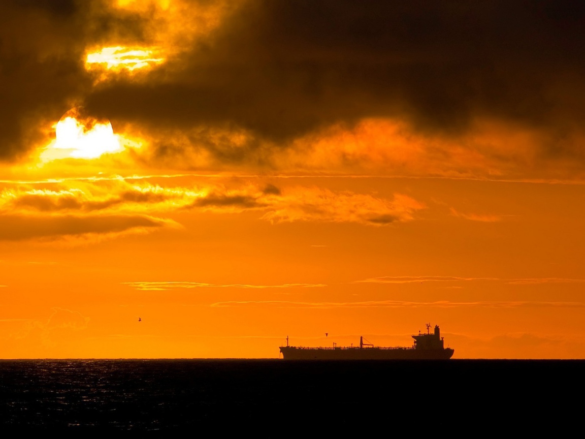 Большой корабль на горизонте