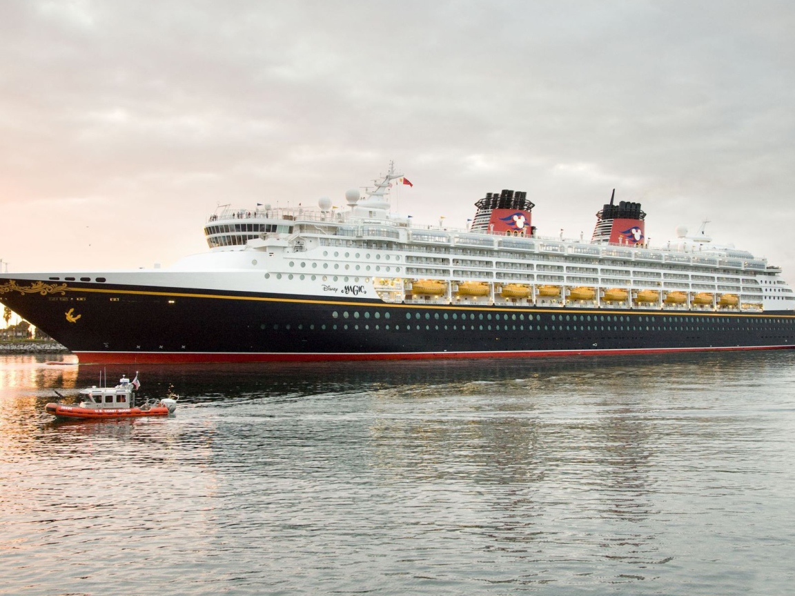 Черный королевский круизный лайнер