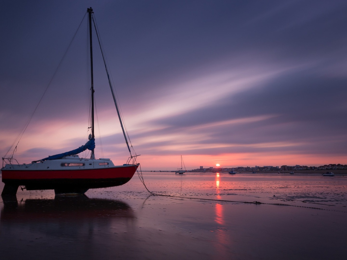 Катер на суше во время отлива