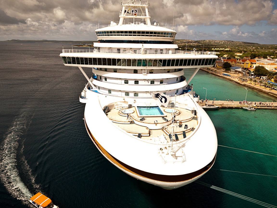 Круизный лайнер с обзорной палубой