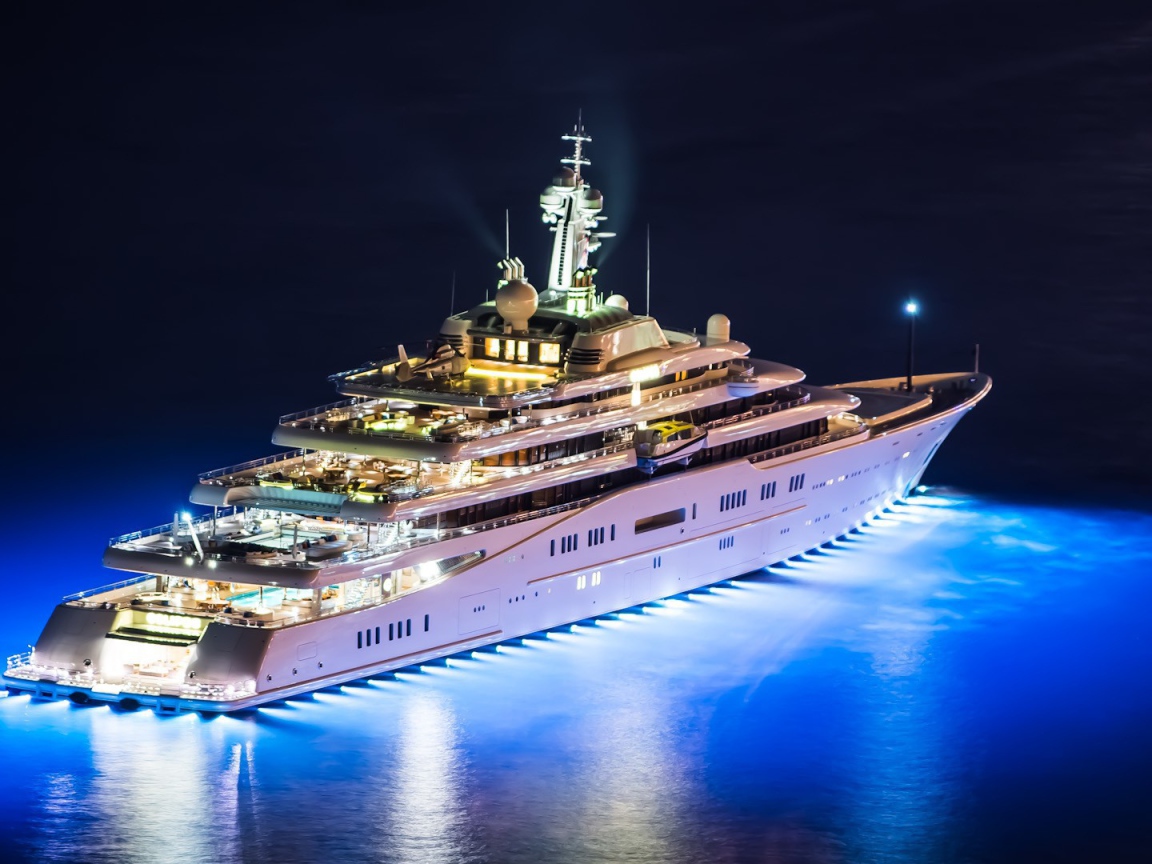 Ночные огни на дорогой яхте