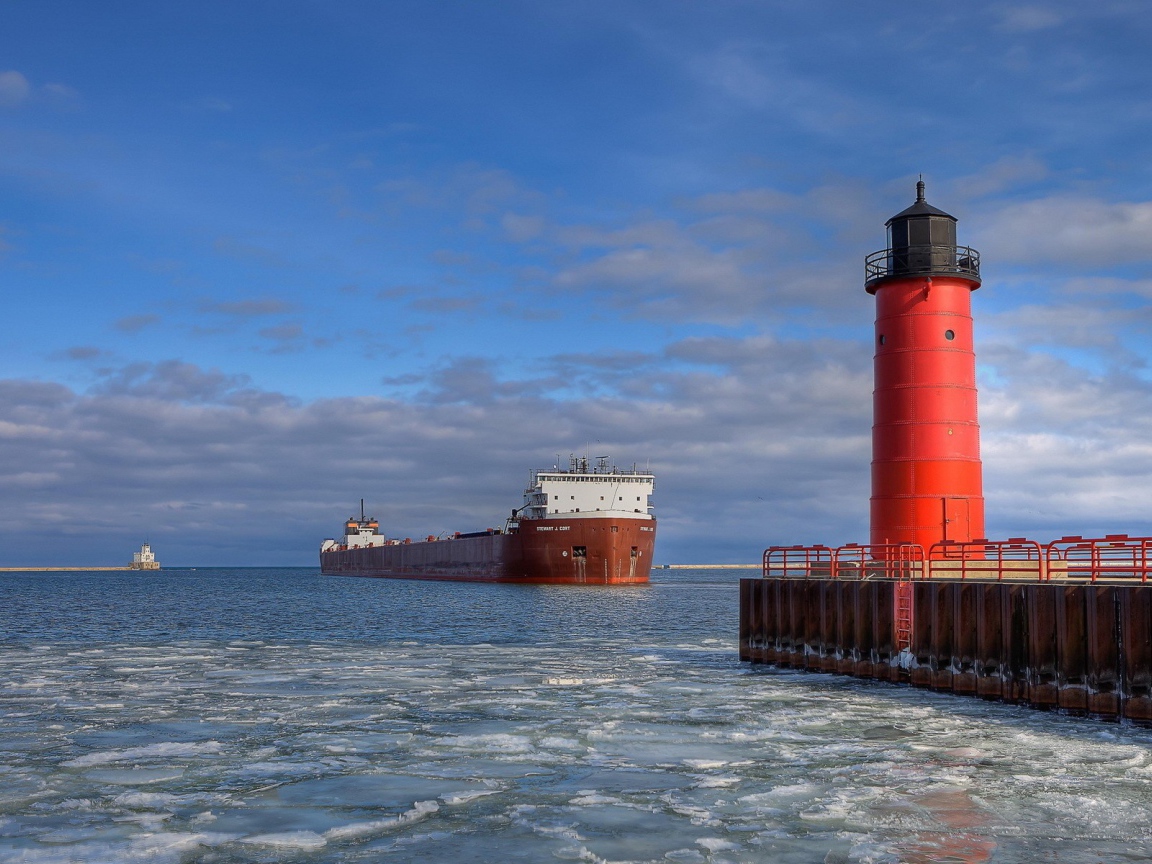 Танкер на рейде у маяка