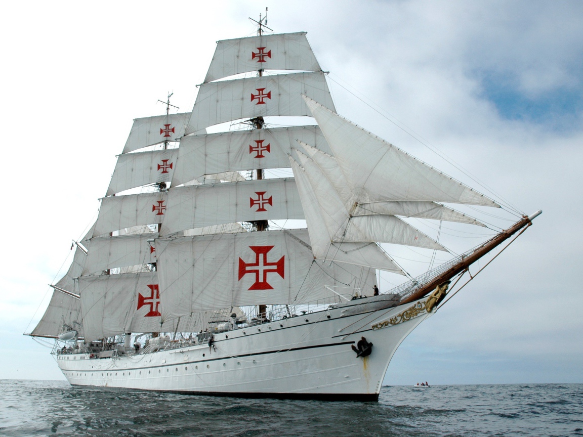 Кресты на парусах белого корабля