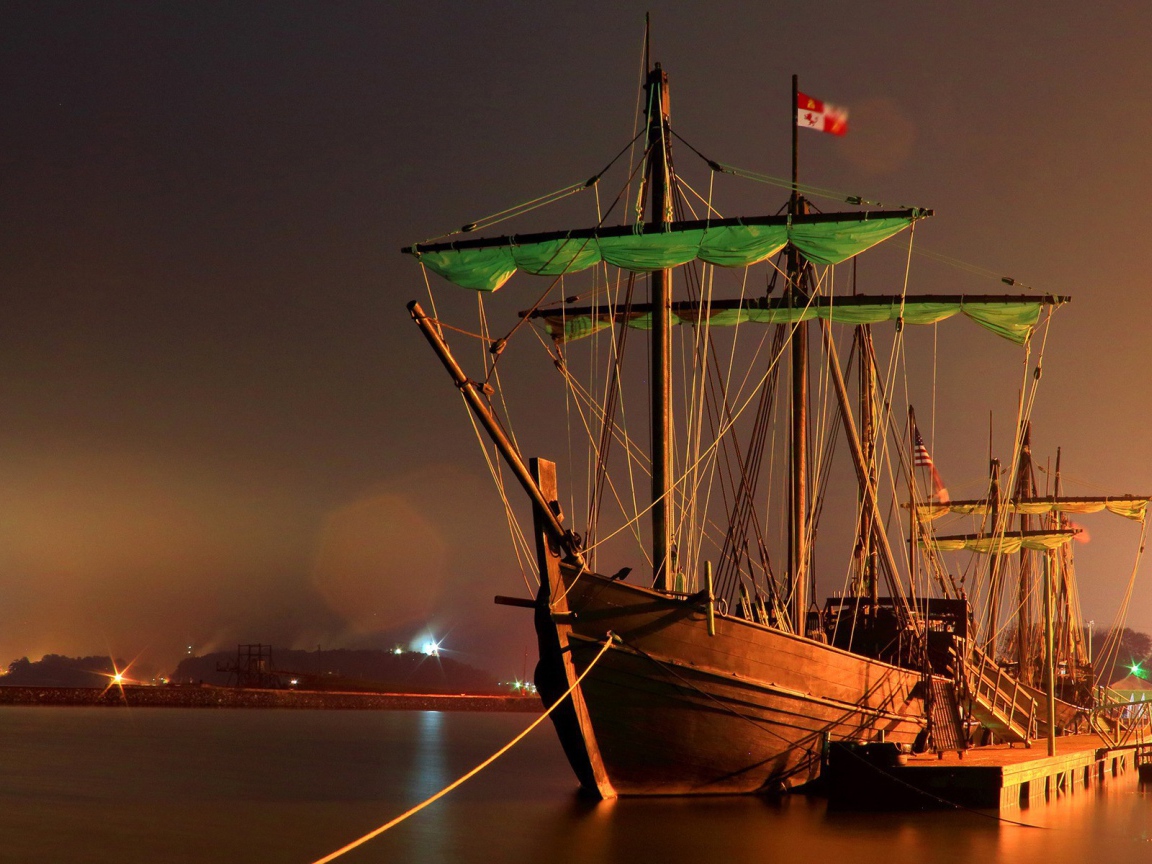 Старинный парусный корабль в порту в США