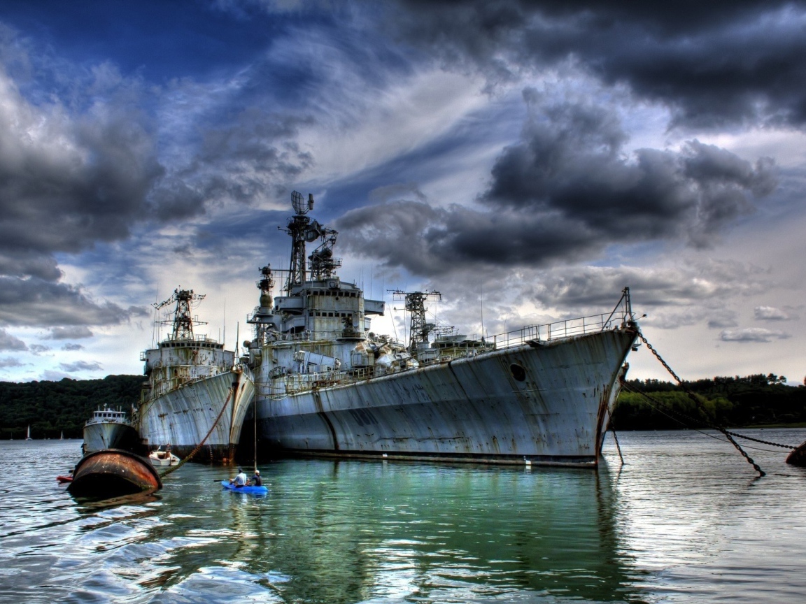 Военные корабли на вечном причале в бухте