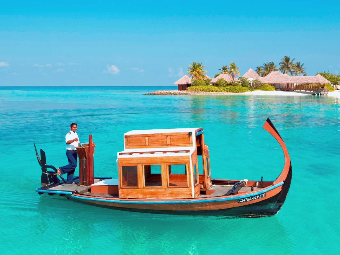 Деревянная лодка у райского острова в Полинезии