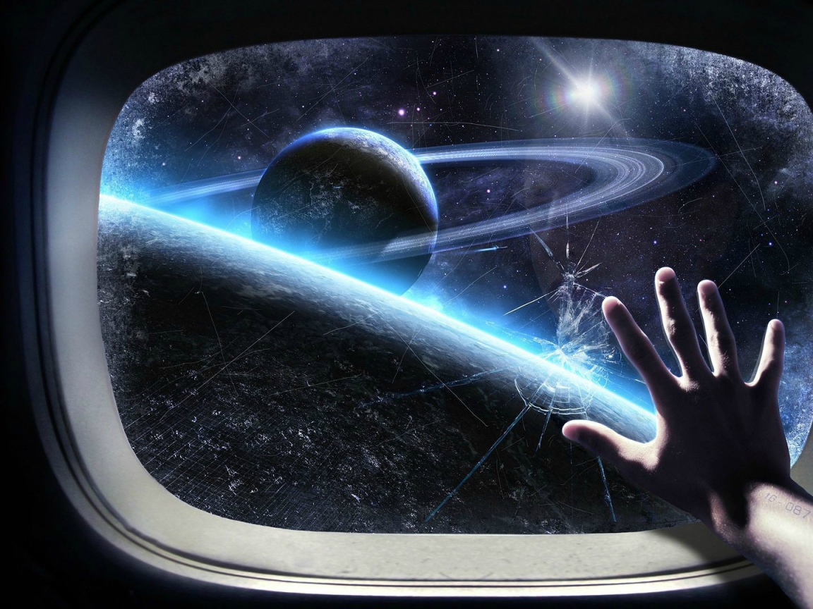 Разбитое стекло в окне космолета