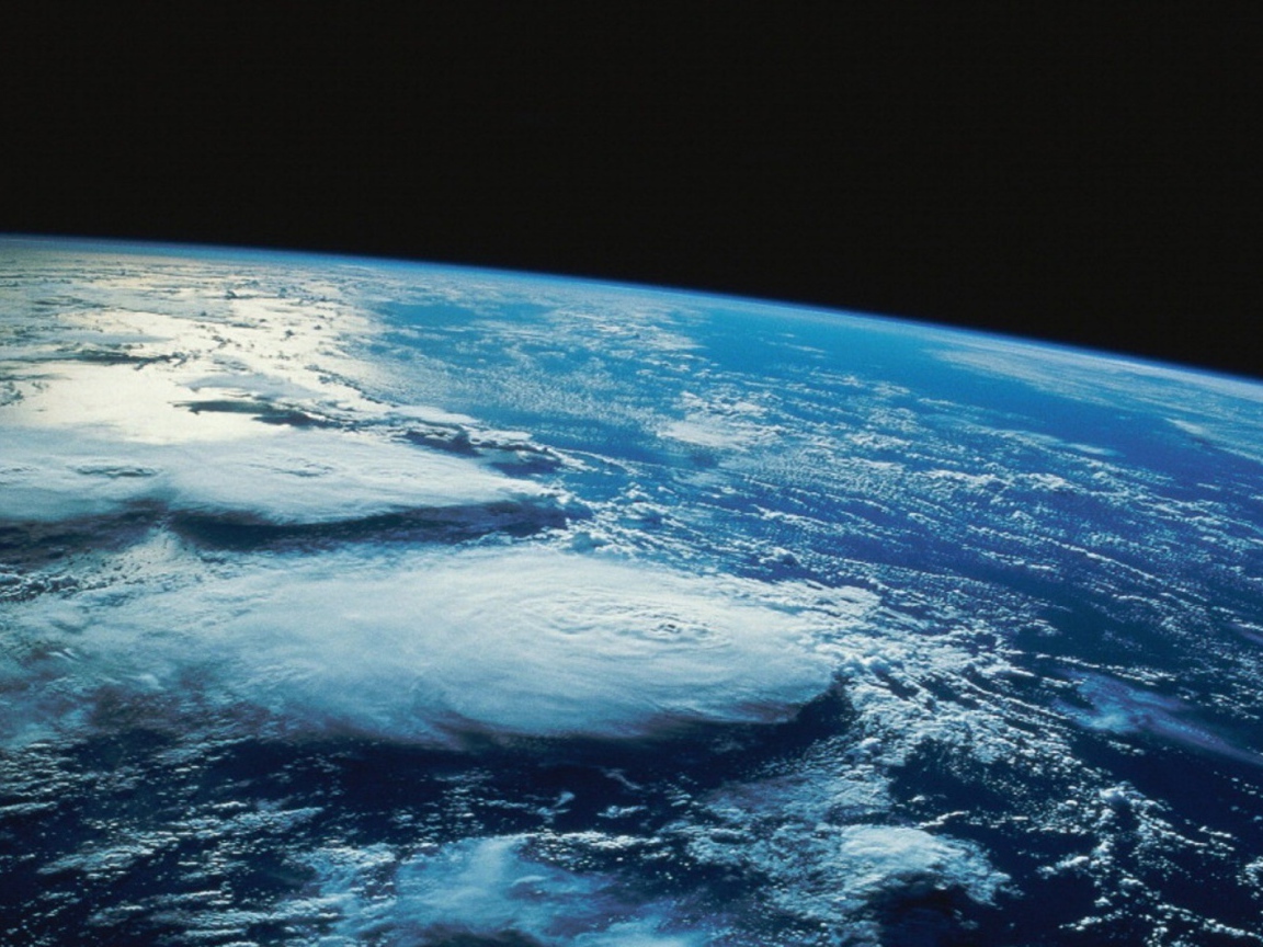 Ураганные облака на поверхности Земли