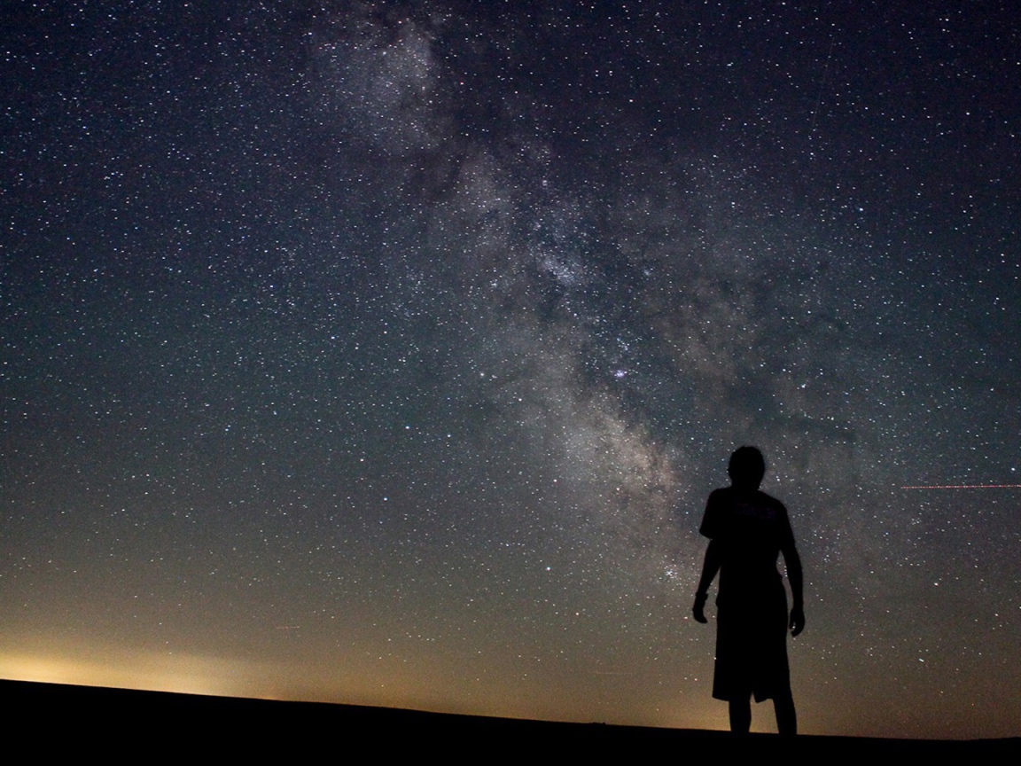Силуэт девушки на фоне Млечного пути