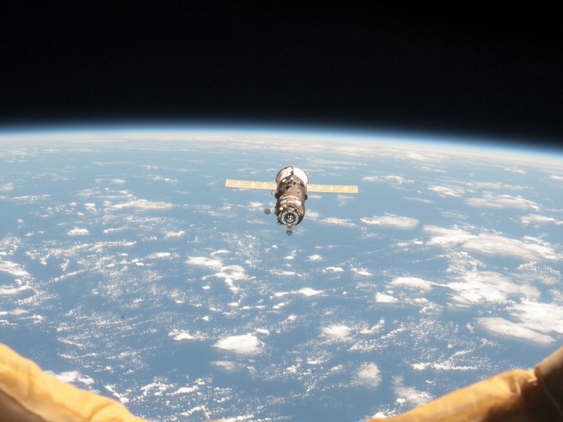 В иллюминаторе космическая станция