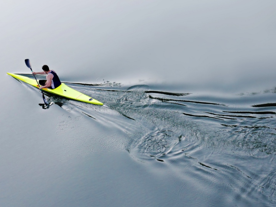 Спортсмен на байдарке в воде