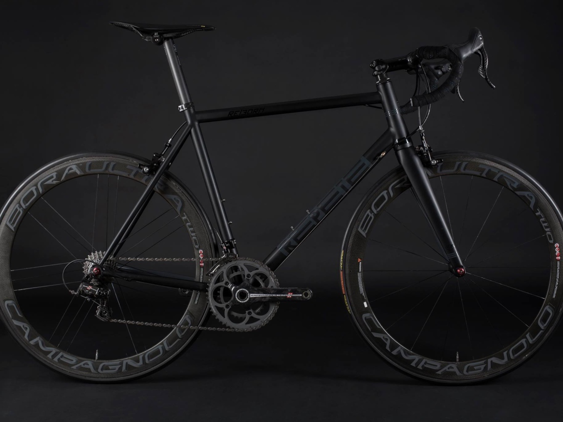 Спортивный велосипед на черном фоне