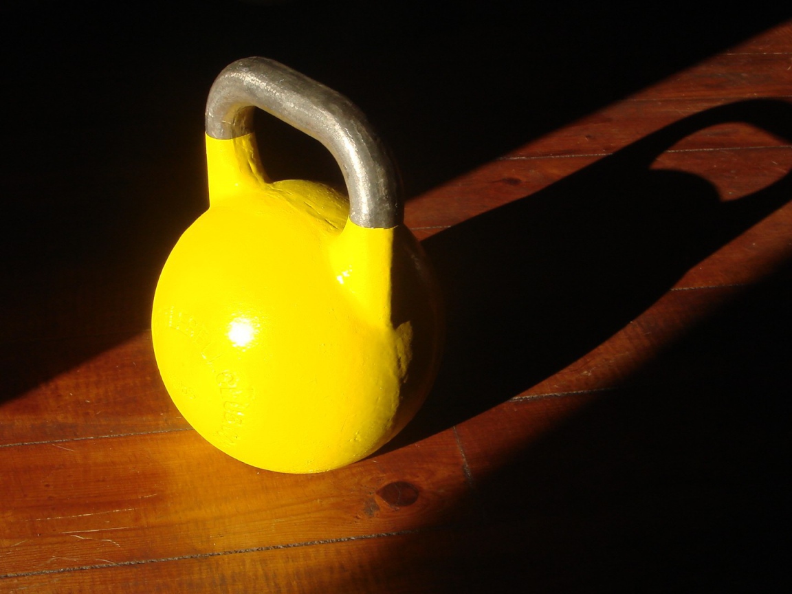 Гиря желтого цвета