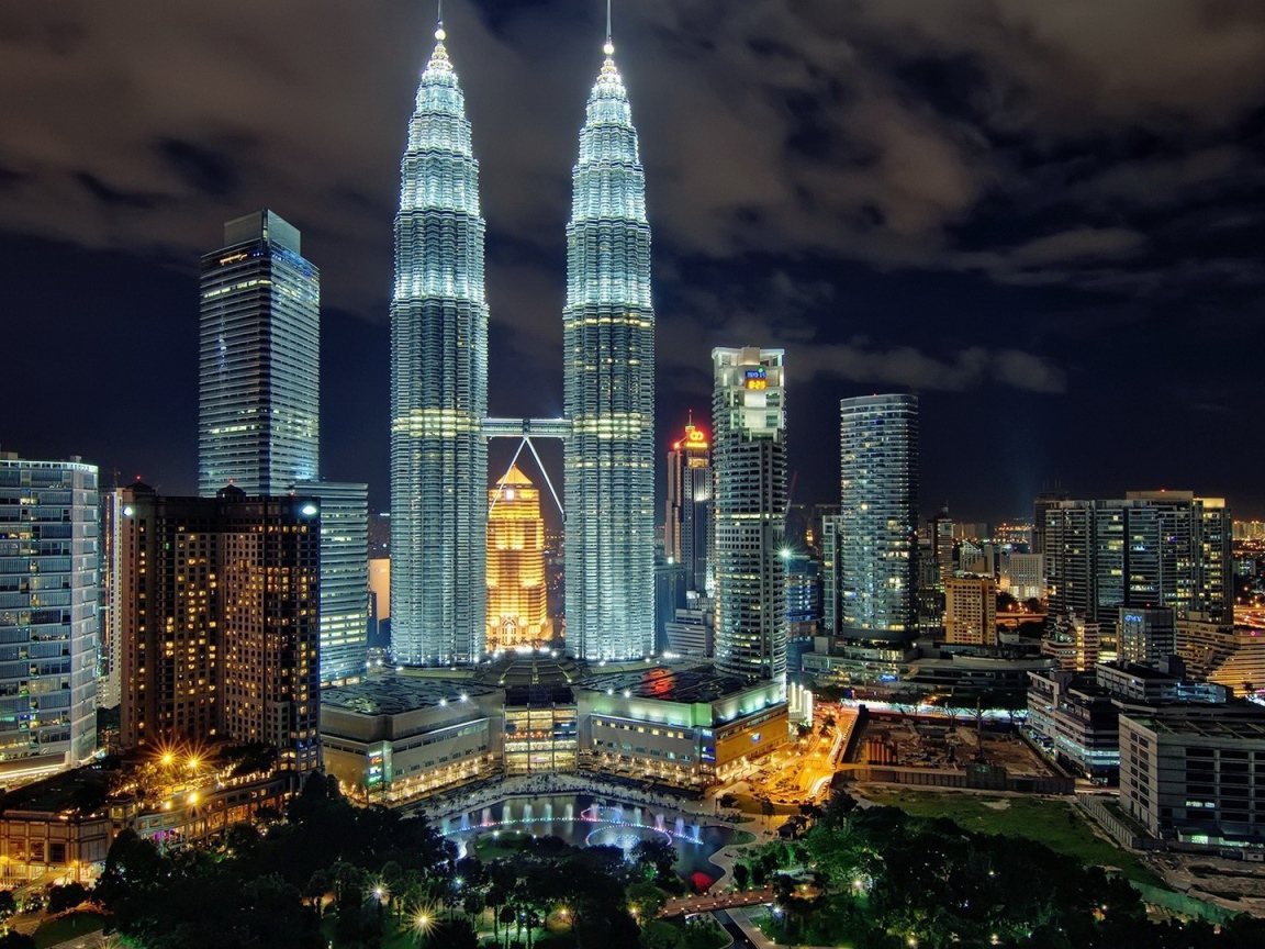 Яркие башни Петронас Тауэрс в Малайзии