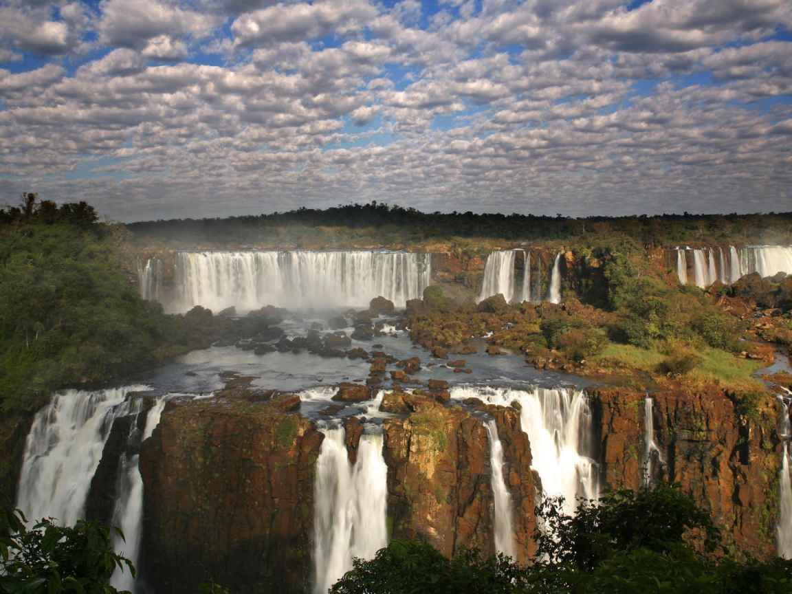 Водопады Игуасу на границе Бразилии и Аргентины