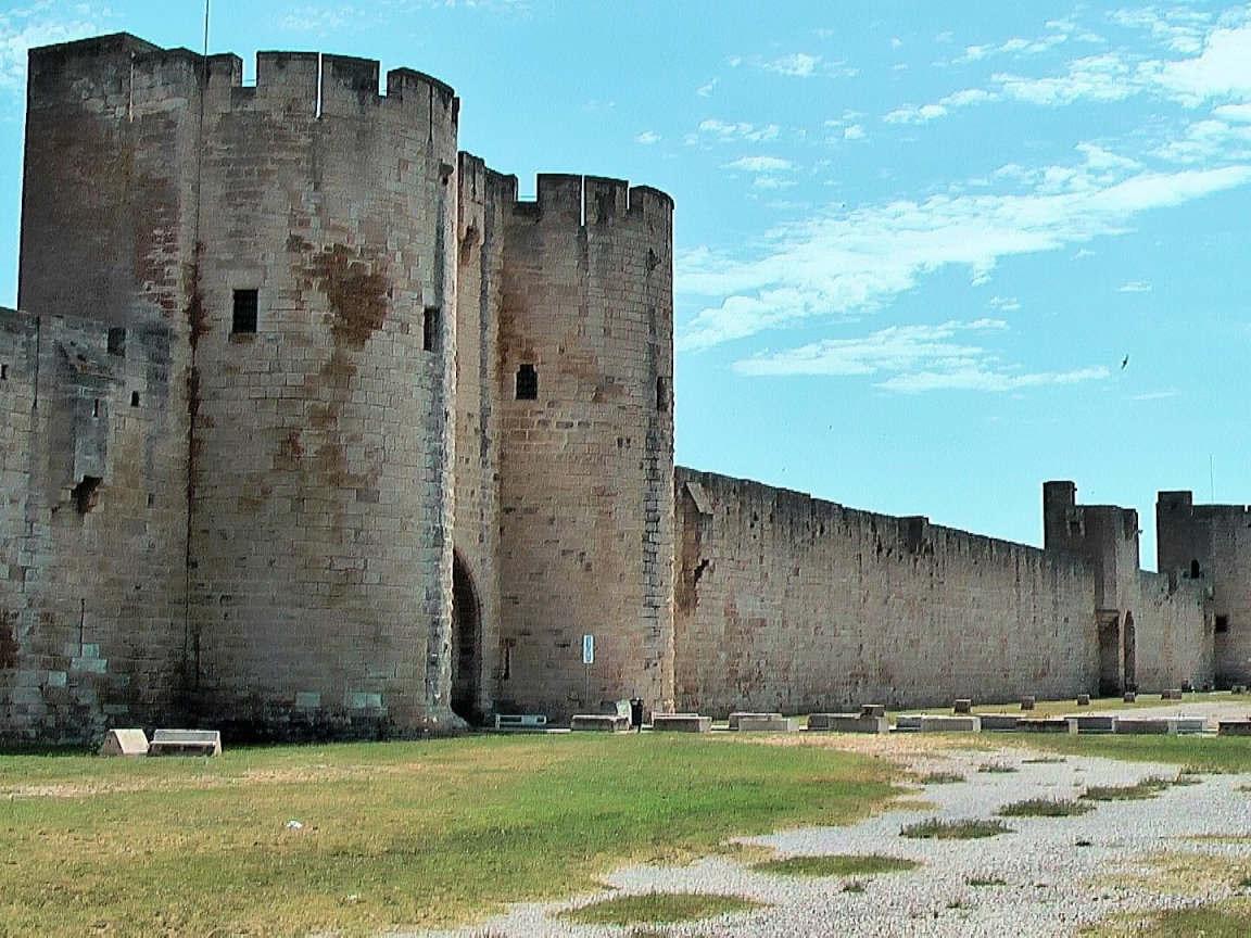 Неприступные стены старого замка