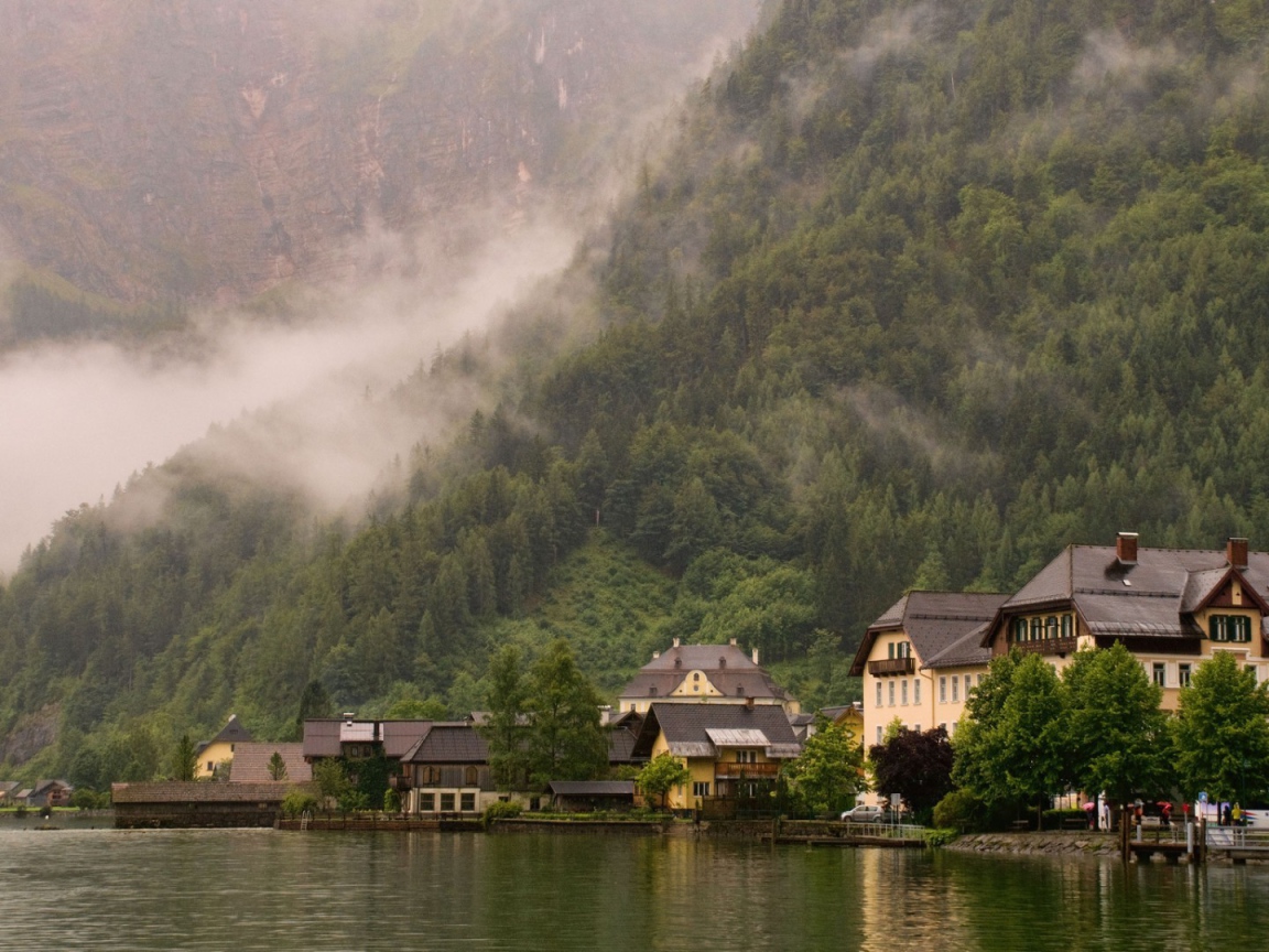 Дорогие коттеджи на берегу озера в горах