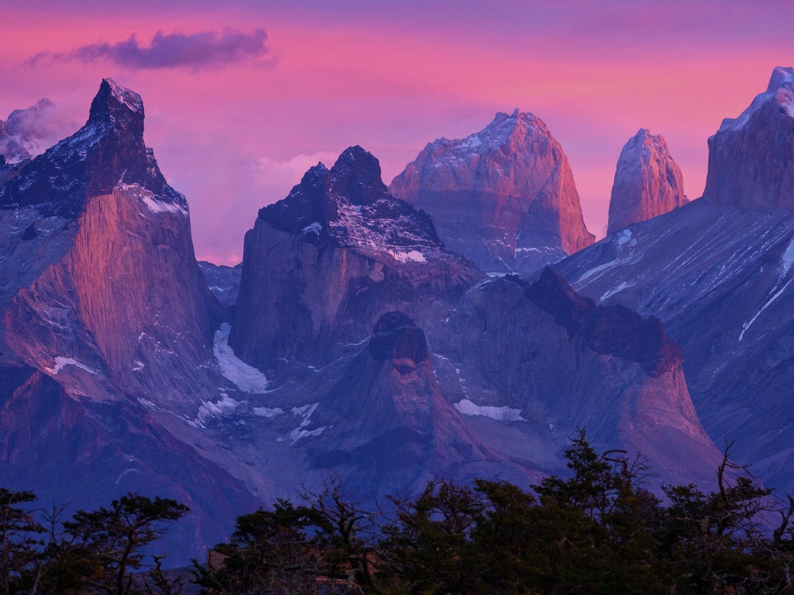 Розовые облака на закате в Торрес-дель-Пайне, Чили