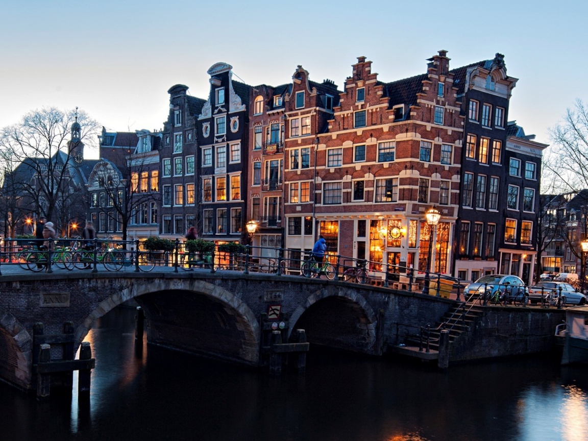 Каменный мост в маленьком городке в Европе