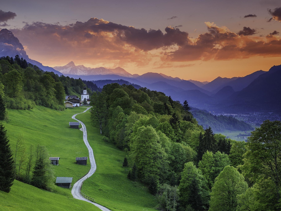 Дорога к поместью в Альпийской деревне