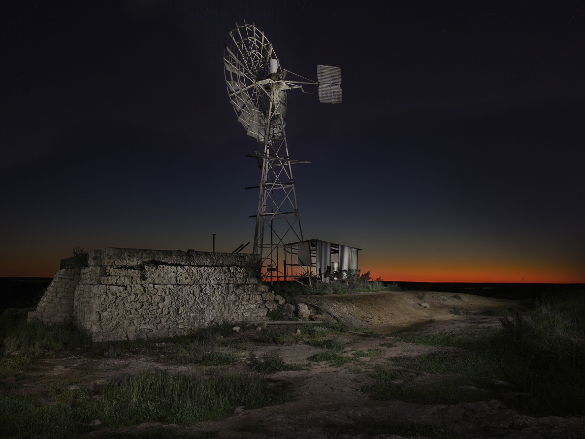 Ветряк под ночным небом в Австралии