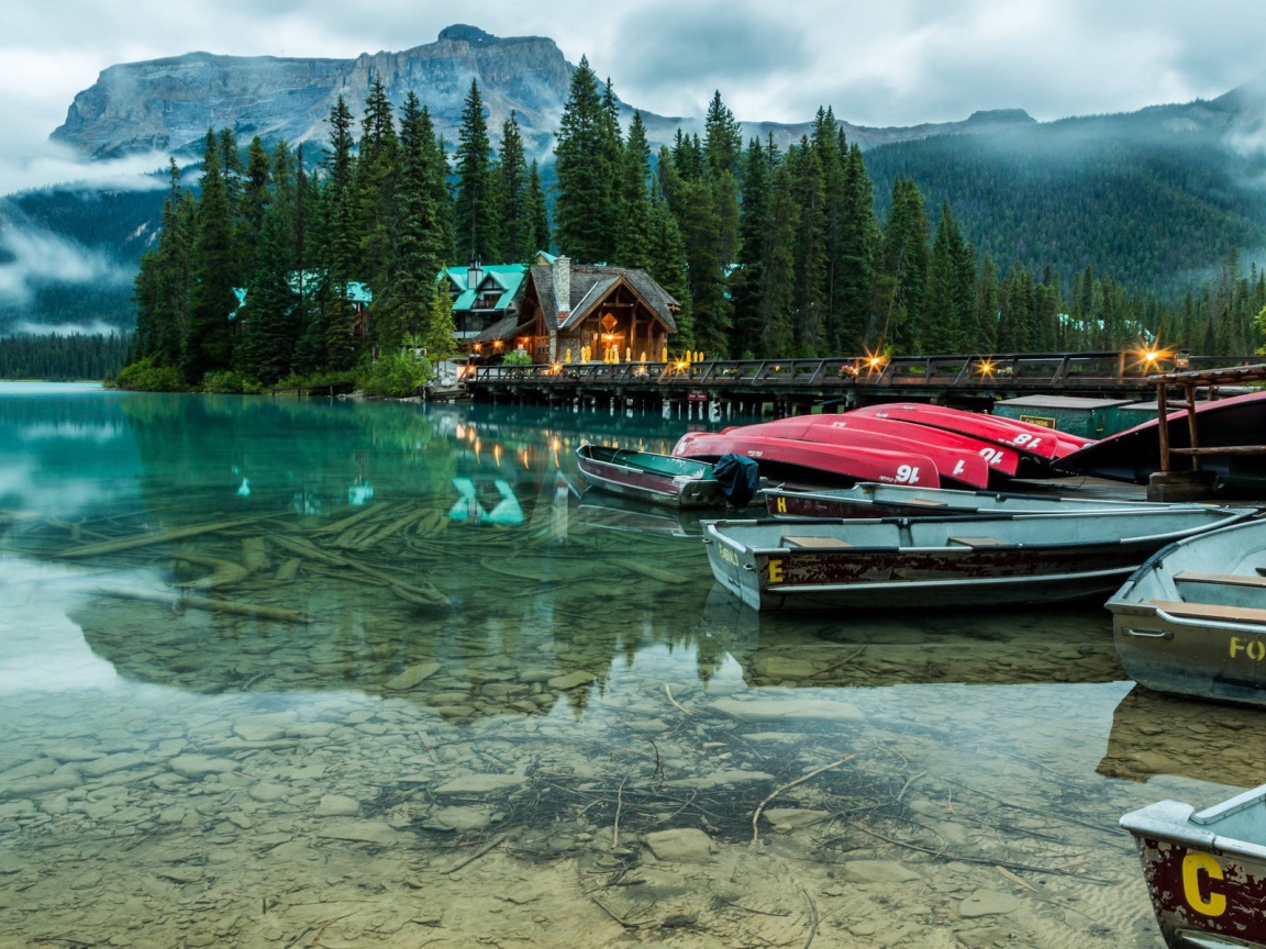Лодки на озере в национальном парке Банф, Канада