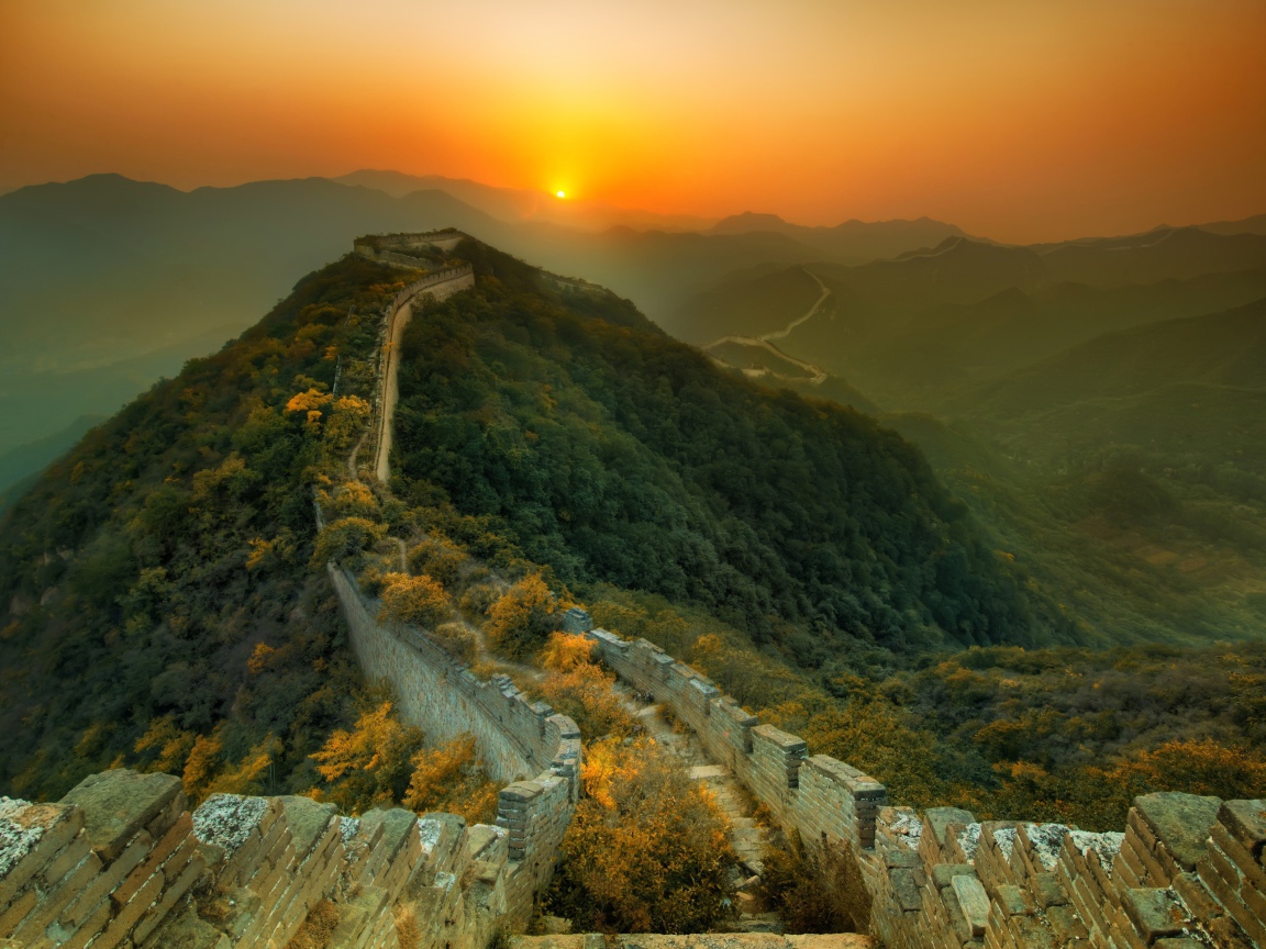 Туманный восход над Китайской стеной