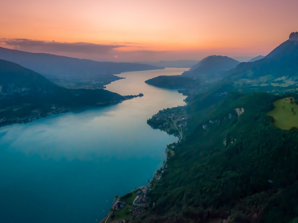 Холмы над рекой во Франции