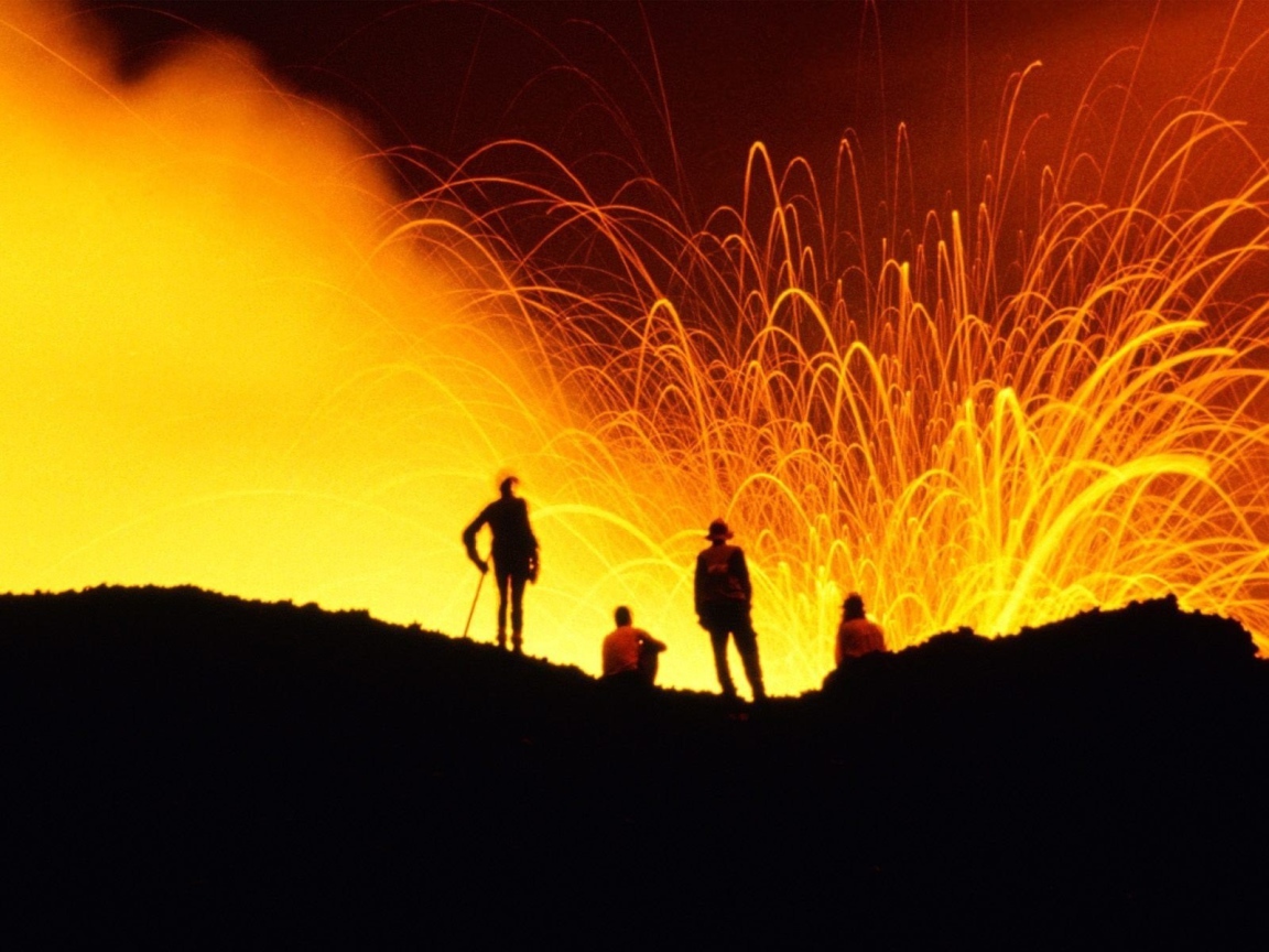 Люди наблюдают за извержением вулкана, Гавайи