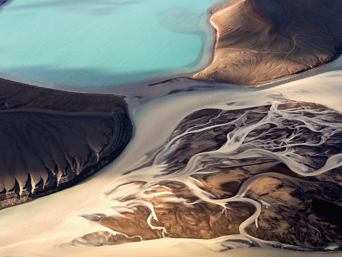 Суровый пейзаж в Исландии